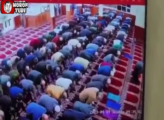 Video :Another Muslim attacked the imam twice during a prayer service